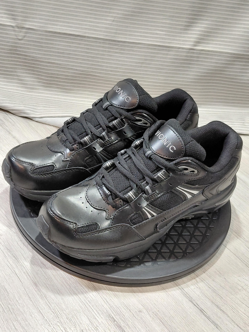 NEW Vionic Women 23 Walk 2.0 Classic Walking Sneaker Black Podiatrist Design W10